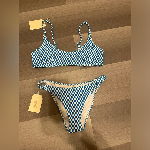 5 Aurelle Bikini Sets and 1 Bikini Top - Picture 4 of 6